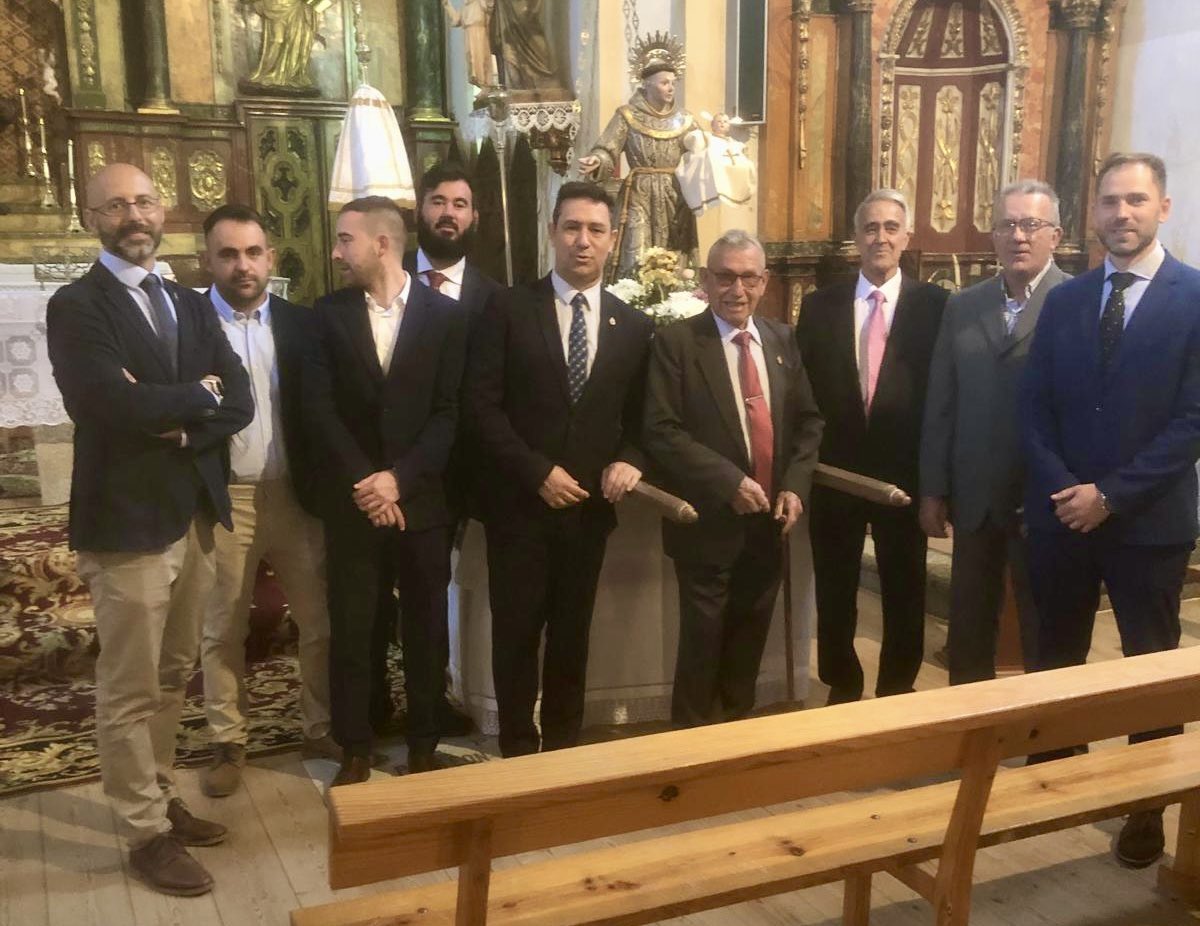 dipuavila's tweet photo. Muchos municipios de #Ávila celebran hoy a #SanAntonio. #ElTiemblo, #Casillas, #Cisla, la capital… los diputados Félix Álvarez y @JoseLuisDelNog1 han asistido a las celebraciones en estos dos últimos. ¡Felicidades a los Antonios y Antonias abulenses!
#HaciendoProvincia https://t.co/QKyChnuP5e