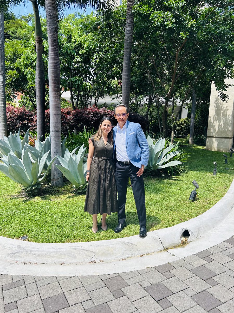 VictorSColin's tweet photo. En su visita de trabajo a 🇨🇷, hoy tuve el privilegio de reunirme con Rosaura Castañeda (@RosauraCAS), Directora Corporativa de Asuntos Públicos y Relaciones Institucionales en Coca-Cola FEMSA. Una gran mujer, con enorme talento, que sabe poner el nombre de 🇲🇽 en alto. https://t.co/Wc1dyyjY1E