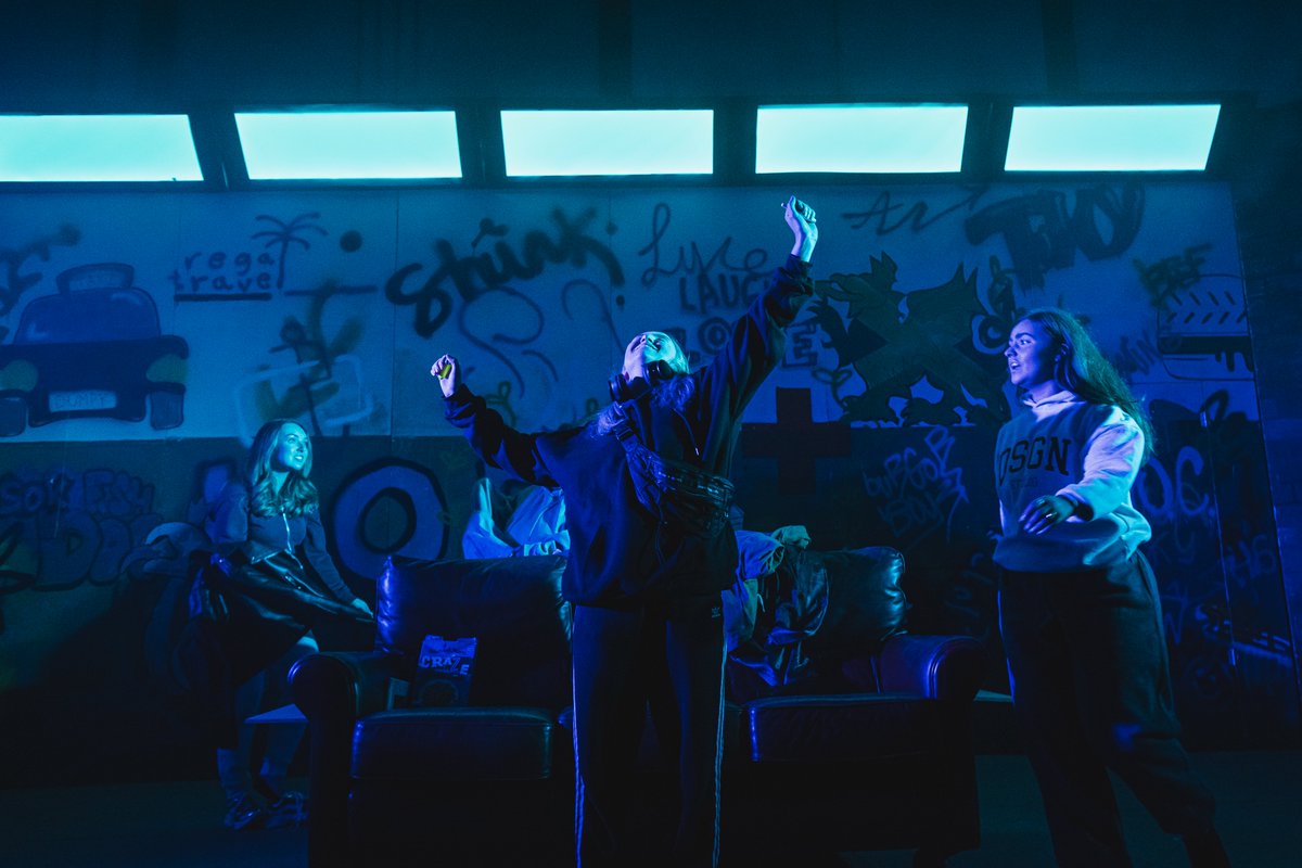 TORtheatre's tweet photo. Previews 1 &amp; 2 ✅
Press night ✅
📷 by Kirsten McTernan.

Want to see DUMPY BISCUIT 🍪
You better hurry as tickets are flying like Ron Evans' chicken and mushroom pies in it!

10-29 June
Port Talbot
https://t.co/2G8OiWRCE7
@Arts_Wales
@EsmeeFairbairn
@ClwydTweets
@BadWolf_TV https://t.co/O5VNw1Qyet