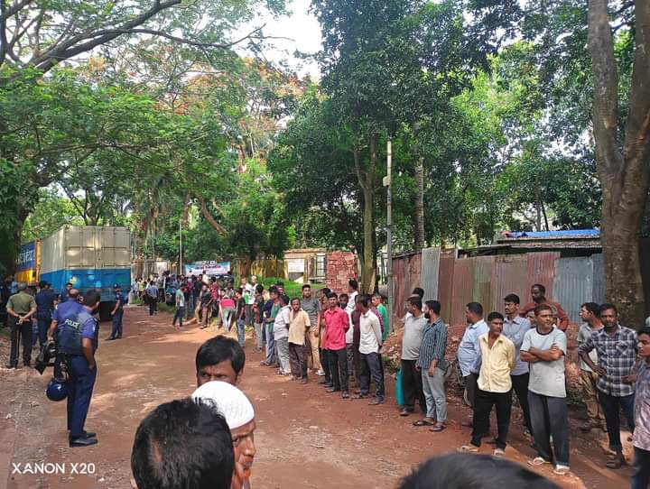 চট্টগ্রামে টি কে গ্রুপের শ্রমিক ছাঁটাইয়ের প্রতিবাদে শ্রমিকদের কর্মবিরতি