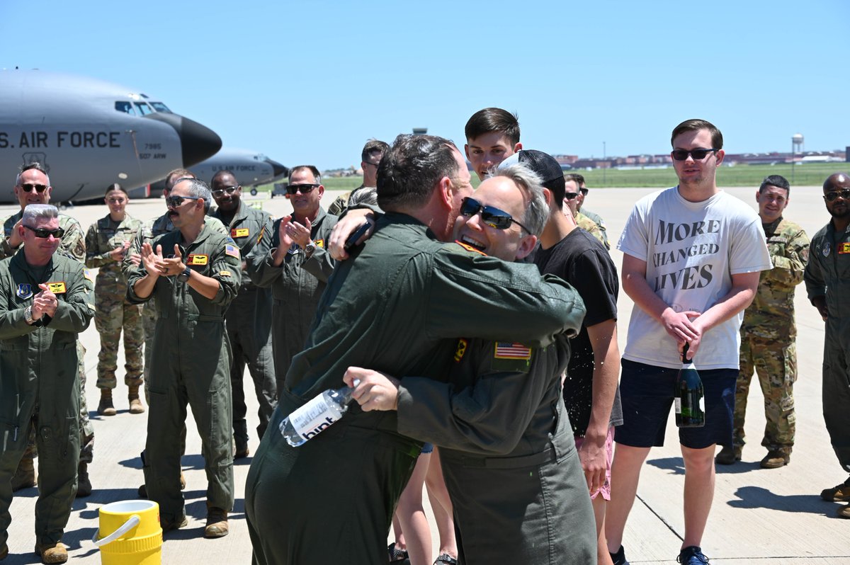 507arw's tweet photo. The Okie family bid farewell to our Operations Group commander, Col. Doug Jeffrey IV, after his fini flight. He is leaving to take command of the 433rd Airlift Wing in San Antonio. Congratulations to Col. Jeffrey! We will miss you! 
#tinkerairforcebase #433rdairliftwing #AFRC https://t.co/R4nvxFKgfB