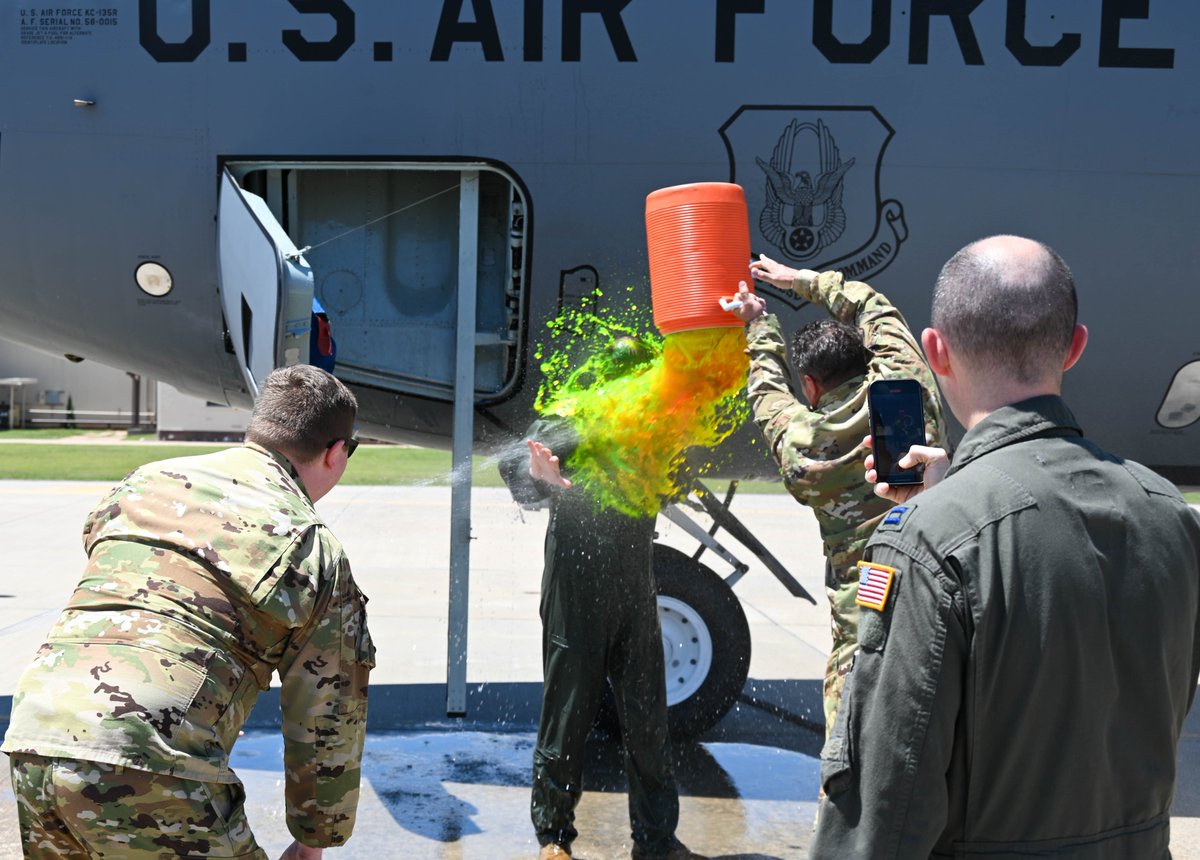507arw's tweet photo. The Okie family bid farewell to our Operations Group commander, Col. Doug Jeffrey IV, after his fini flight. He is leaving to take command of the 433rd Airlift Wing in San Antonio. Congratulations to Col. Jeffrey! We will miss you! 
#tinkerairforcebase #433rdairliftwing #AFRC https://t.co/R4nvxFKgfB