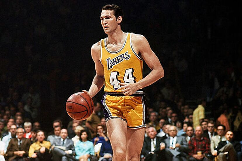 Distrito_NBA's tweet image. Ayer se anunció el fallecimiento de Jerry West a los 86 años.
Junto a él se va un pedazo de historia de la liga.
Uno de los mejores jugadores de la historia y un ícono del básquet.
En este hilo repasamos su carrera como jugador 👇