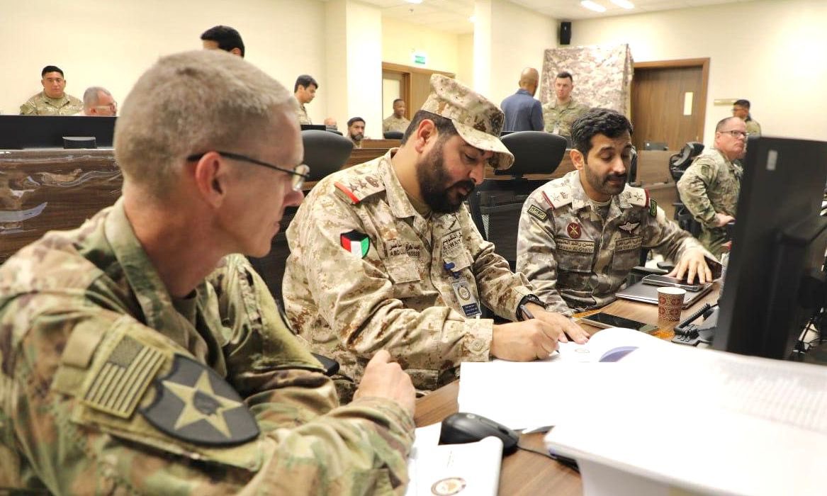 ختام فعاليات  تمرين القيادات «فهود الصحراء/3» بمشاركة القوات البرية الكويتية والقطرية وقوة سبارتن الأمريكية.

بحضور آمر القوة البرية اللواء الركن خالد علي زايد وقائد القوات البرية الأميرية القطرية اللواء الركن سعيد بن حصين الخيارين وقائد قوة سبارتن الأمريكية اللواء تشارلز كامبر ،