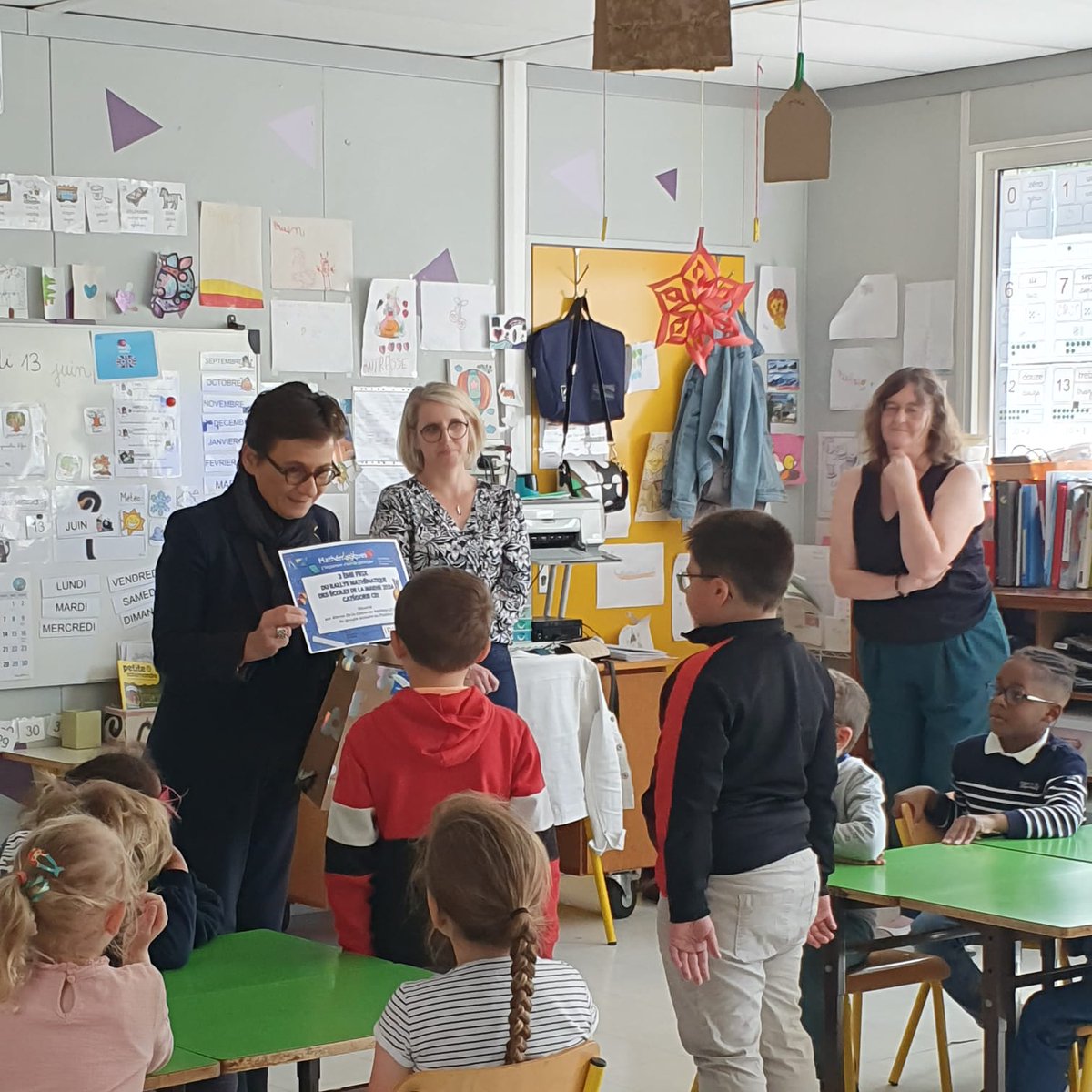 Visite de Mme l'IA-DASEN à l'école de St Étienne au T. avec une remise de prix pour un beau résultat au rallye math. Merci à la directrice, à son équipe et aux élèves  pour les projets présentés (Captain Kelly, Nefle... ). Merci également à l'équipe de circo pour ... tout 😊