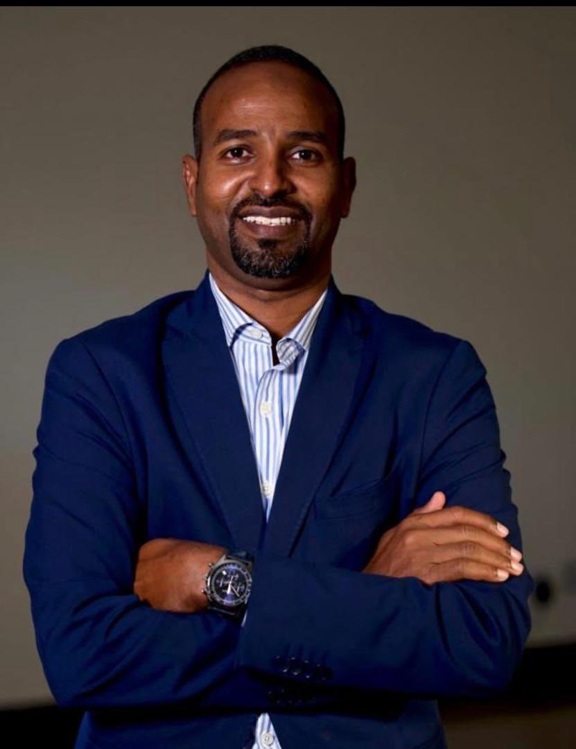 LiveDjib's tweet photo. Nous avons le plaisir de vous annoncer la parution le 27 Juin 2024 d'un Excellent Ouvrage Scientifique de Dr Ali Miganeh Hadi.

Le Port de Djibouti  : De l'insécurité maritime à la logique de marché.

Dr Ali Miganeh Hadi, est actuellement Maître de Conférences en Droit Maritime à l'Université de Djibouti et il est depuis quelques années Directeur du Centre de Recherche en Logistique et Transport (CRLT), est notamment Chercheur associé au Centre de Droit Maritime et Océanique (CDMO), à l'Universite de Nantes.

Ses travaux de recherche portent principalement sur la lutte contre la criminalité maritime, la migration intra-régionale, la mise en  place d’un Cadre juridique et Mécanisme d'intervention pour les ports.

Le Centre de Recherche en Logistique et Transport  constitue une plateforme d'échange, de communication qui est au service de la Nation pour montrer le talent de nos brillants universitaires et spécialistes dans le domaine Maritime.

Cet ouvrage scientifique axé sur les infrastructures portuaires et l'insécurité maritime servira comme source de référence au monde de la recherche universitaire. 

Les défis économiques et les enjeux  géostratégiques de notre pays vont grandement contribuer à l'Excellence, la Performance et la Compétitivité de nos installations portuaires. 
 
L' importance que revêt la valorisation de la recherche permettra de favoriser la réussite et le rayonnement scientifique de nos universitaires et va participer au développement durable de notre pays.

#Djibouti
