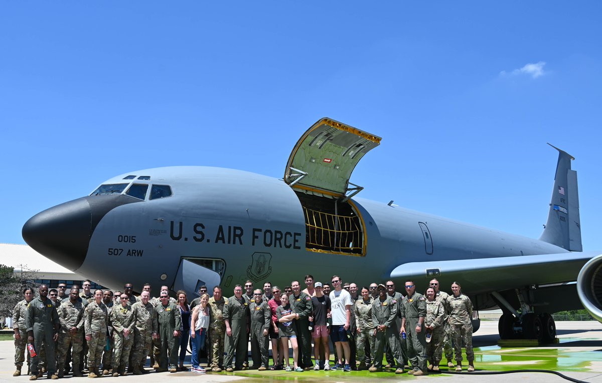 507arw's tweet photo. The Okie family bid farewell to our Operations Group commander, Col. Doug Jeffrey IV, after his fini flight. He is leaving to take command of the 433rd Airlift Wing in San Antonio. Congratulations to Col. Jeffrey! We will miss you! 
#tinkerairforcebase #433rdairliftwing #AFRC https://t.co/R4nvxFKgfB