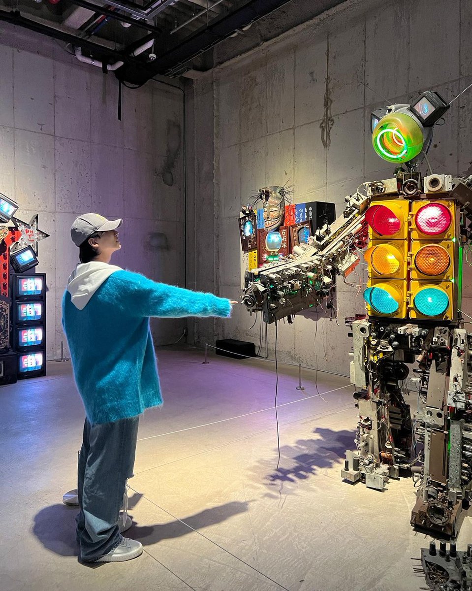 [😇]

Look look I made a friend