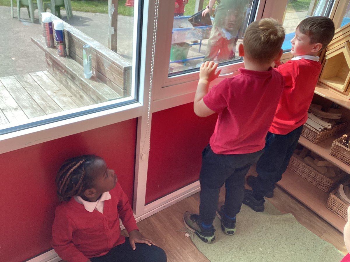 HGPAMissCook's tweet photo. Freeze-frame! ❄️ Reception loved getting into character today and thinking about how the characters from their new book were feeling 🤔 #harrowgateacademy #harrowgateeyfs @HGPAMrsPybus https://t.co/joXNDn2Zed