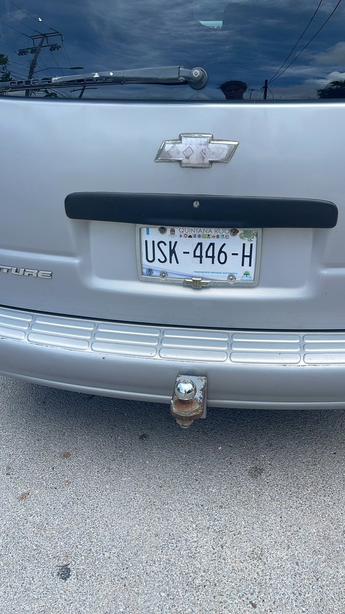 Hoy a las 11 am estacioné mi auto en  Ek Balam esquina la Luna aquí en Cancún y cuando volví encontré este auto USK446H pegado literal al mío, yo no estaba bloqueando su puerta <a href="/SSPCMexico/">Secretaría de Seguridad y Protección Ciudadana</a>