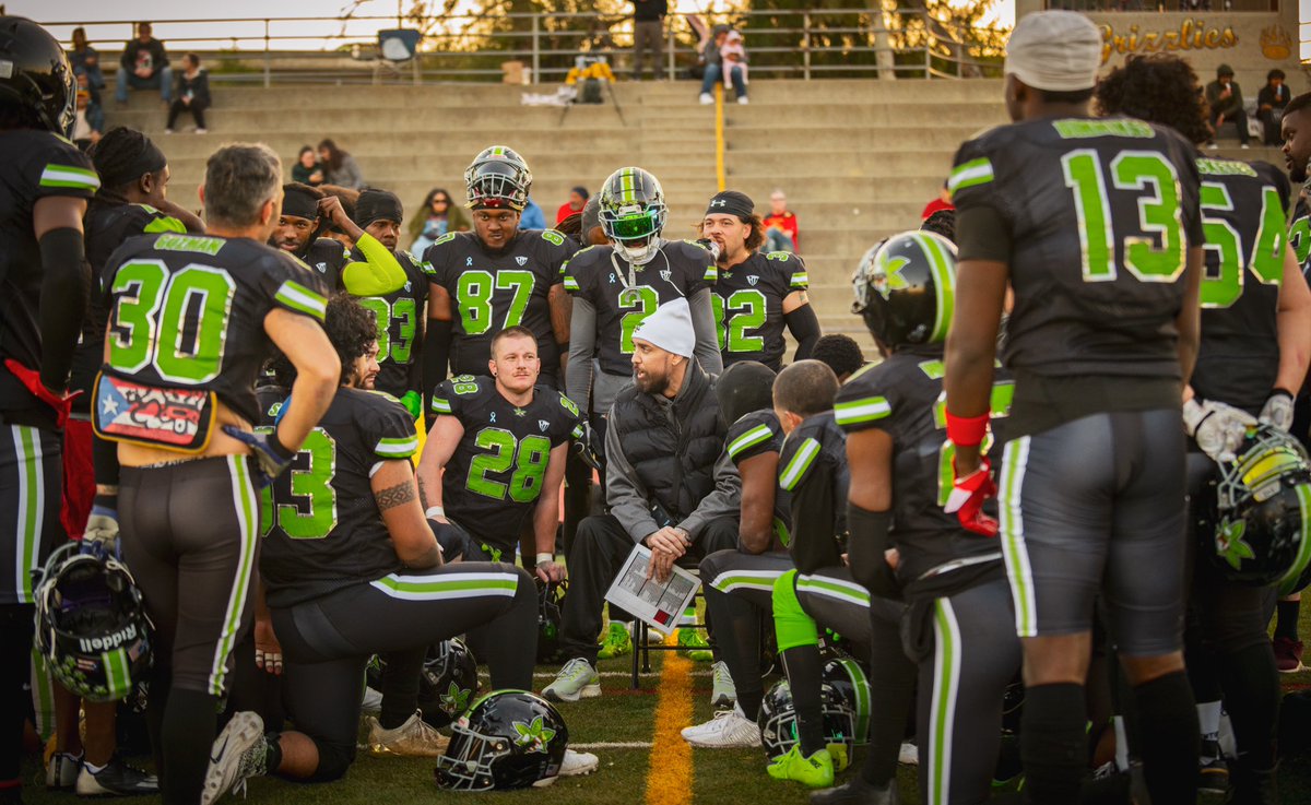 RuaneFootball's tweet photo. Proud @cabuckeyes coach/owner/oc https://t.co/6Y1pFiYrTO