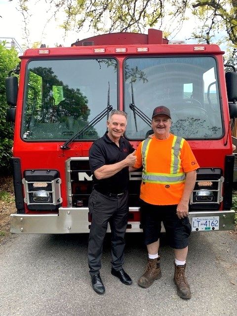 Last week was Cliff's 65th birthday.  Cliff is one of our 'originals' &amp; has been the only driver on Route 551 since the #WestVan Municipal Operation was launched July 2018.  Thank you, Dave, for finding Cliff en route &amp; sharing this very special moment with us all! 

#TeamMoments