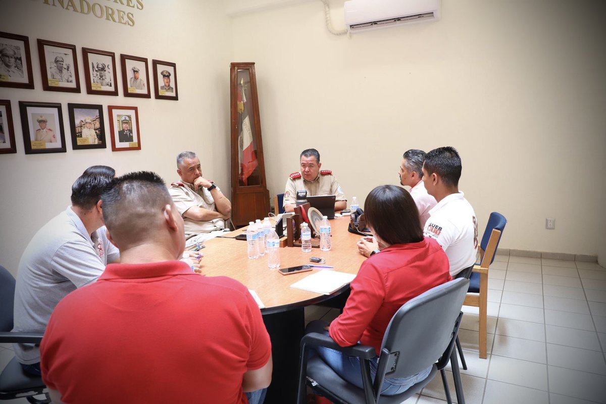 sergioramloz's tweet photo. En conjunto con el Comandante Luis Arturo García Pulido, Coordinador de @PCYBOMGDL , recibimos a los equipos de los sindicatos #SIDEBOJA y #SUEB para dar seguimiento a las necesidades de las y los #bomberos. 👨🚒🚒🤝
En estas reuniones, buscamos siempre los mejores acuerdos para garantizar que nuestro personal cuente con las condiciones óptimas para desempeñar su labor.
Nuestro compromiso en conjunto será mantener ambientes de trabajo seguros para el personal, a través del diálogo y buena comunicación.