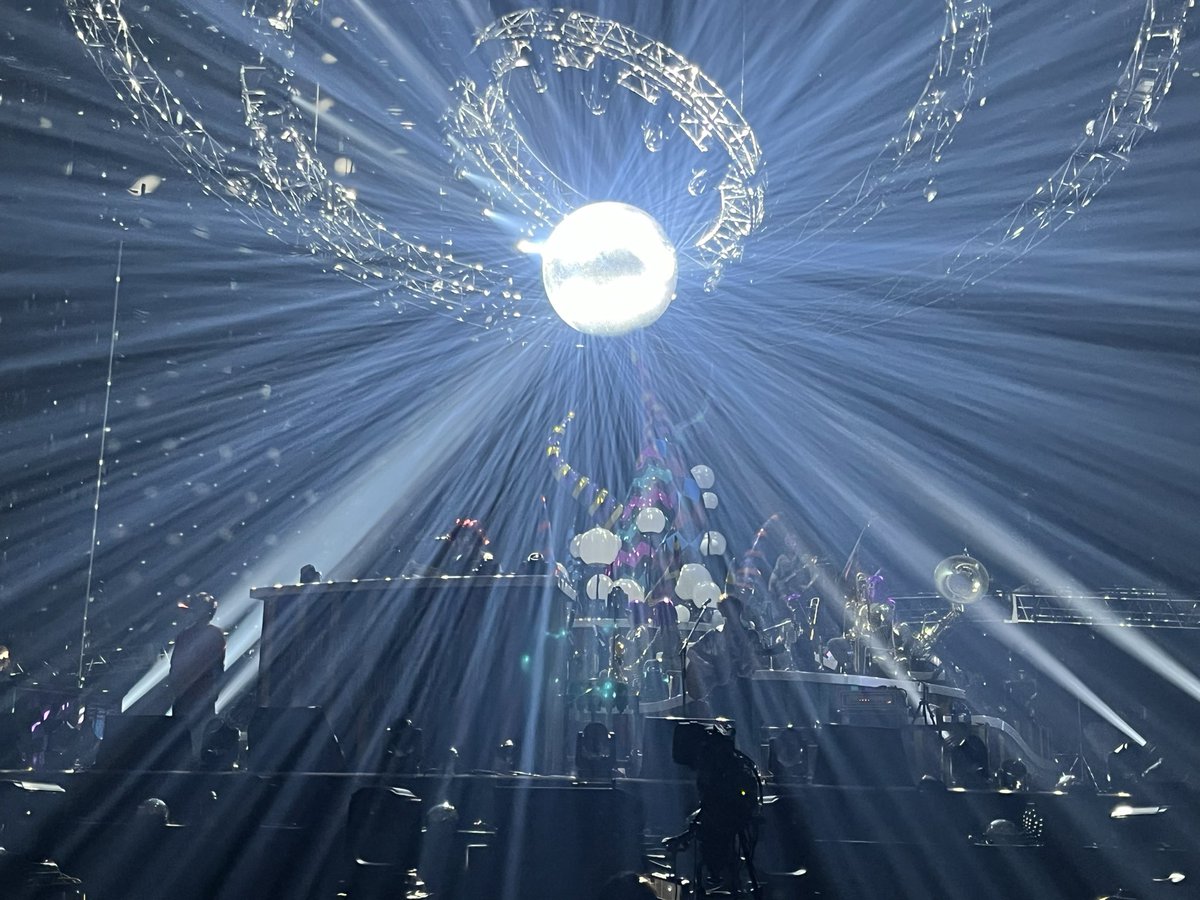 SakuraEARTH1's tweet photo. 大阪1日目ニュウドウカジカアリーナ13列目で実質3列目😭
長期5年会員でやっと神席当たった😭
幸せでした😭🩷
#深海ネタバレ https://t.co/whfnrNfgCS