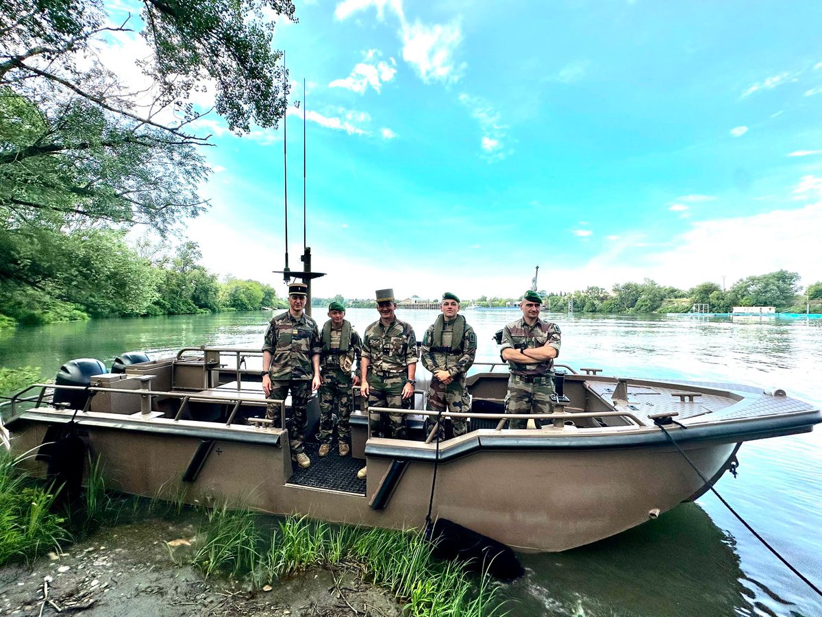 CDC1REG's tweet image. Merci au GBR Maffeis, directeur de la @Stat_20e_ra, de nous avoir fait l’honneur de baptiser l’embarcation fluviale du génie « DAMAS » lors de sa dernière visite au #1REG.
