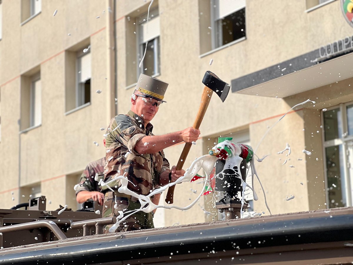 CDC1REG's tweet image. Merci au GBR Maffeis, directeur de la @Stat_20e_ra, de nous avoir fait l’honneur de baptiser l’embarcation fluviale du génie « DAMAS » lors de sa dernière visite au #1REG.