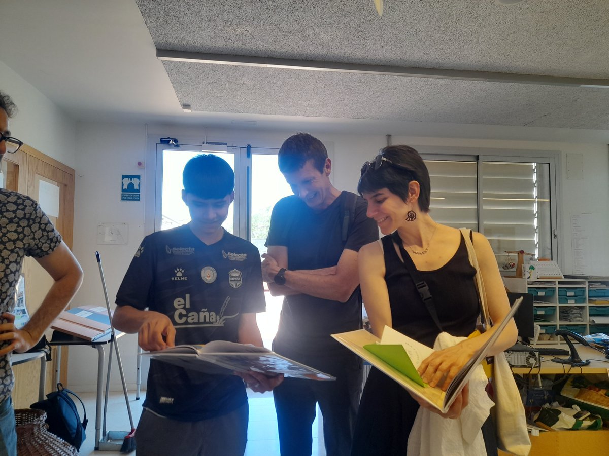 abaoaqu_'s tweet photo. Emocionant escoltar alumnes #ENRESiDÈNCiA @ietrinitatnova explicant amb cura i estima les intervencions realitzades amb @DonPatoMena dins de 13 àlbums il•lustrats!!
Des d'avui fins a finals de setembre podeu llegir els àlbums a 4 biblioteques i descobrir 'Un conte a dins'! https://t.co/8cLxxIfOkx