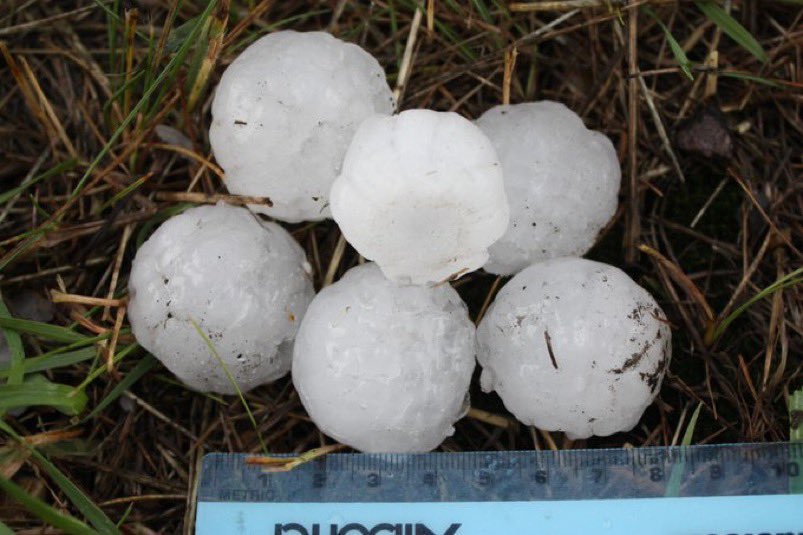 How to report #hail: the <a href="/ECCCWeatherON/">ECCC Weather Ontario</a> and <a href="/ECCCWeatherQC/">ECCC Weather Quebec</a> have outlined the risk for hail in central and eastern Ontario as well as western Quebec today. 

Here is our “how to” visual for reporting hail! 

Infographic from <a href="/environmentca/">Environment Canada</a>

#onstorm #qcstorm