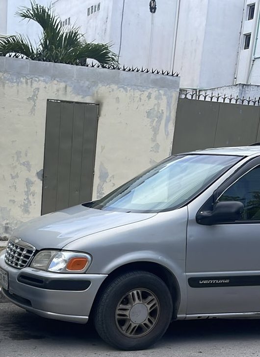 Hoy a las 11 am estacioné mi auto en  Ek Balam esquina la Luna aquí en Cancún y cuando volví encontré este auto USK446H pegado literal al mío, yo no estaba bloqueando su puerta <a href="/SSPCMexico/">Secretaría de Seguridad y Protección Ciudadana</a>  <a href="/transitocancun/">direcciondetransito</a>