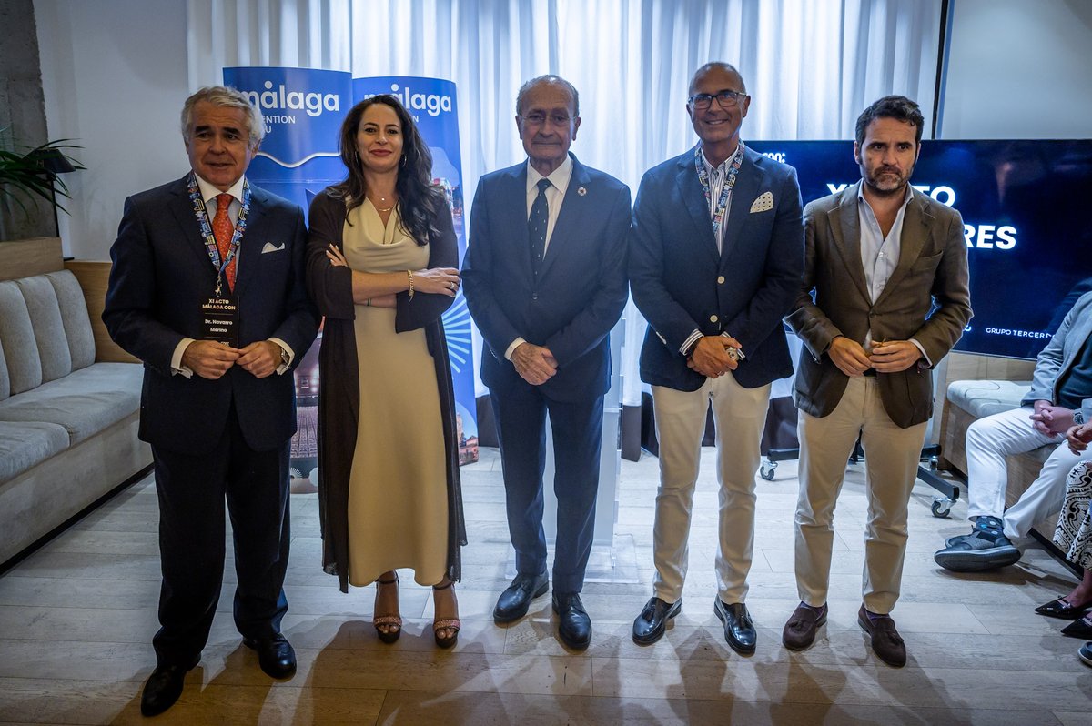 El alcalde, <a href="/pacodelatorrep/">Paco de la Torre</a>, junto al concejal de Turismo y Promoción de la Ciudad, <a href="/jfgesp/">Jacobo Florido Gómez</a>, y la concejala de Innovación, Alicia Izquierdo, ha asistido a un evento con los embajadores de <a href="/malagacbureau/">Málaga Convention Bureau</a> en el restaurante Atrezzo.