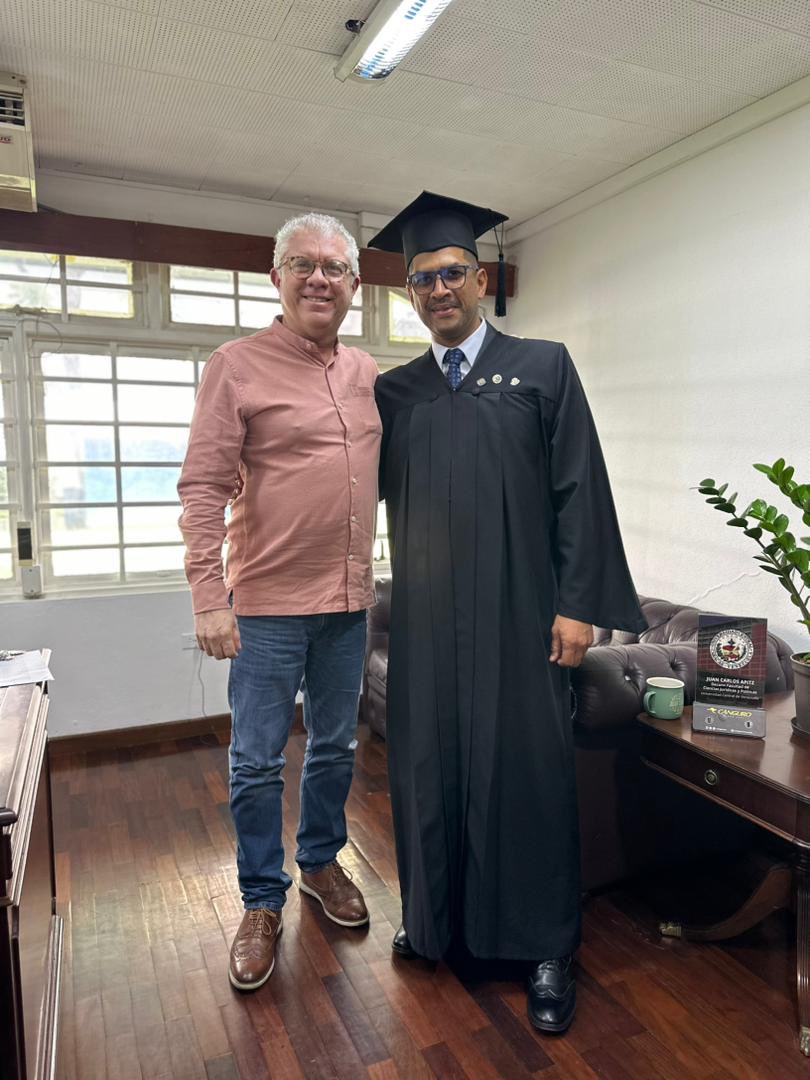 Nuestro Orlando Arroyo, Supervisor de Seguridad de la FCJP/UCV, hoy se graduó de Licenciado en Administración.
¡Dios premia la constancia!