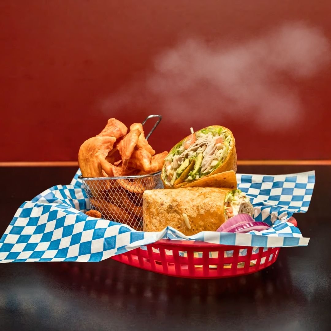 Bogeyspublic's tweet photo. Need a fresh lunch? 🥗 Our Smoked Turkey Avocado Wrap is where it's at! Dine in or order this tasty wrap online at Bogey's Public House! 

#BogeysPublicHouse #HealthyLunch #AuburnFoodie #CraftBeer #AvocadoWrap #OrderOnline https://t.co/LQiGEI3GFU https://t.co/yr9tK75vCD
