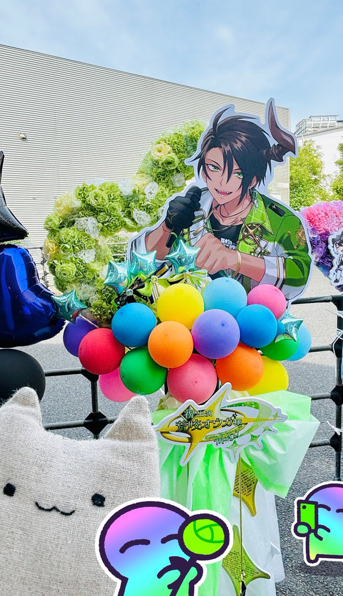 kakusugar's tweet photo. 現場看真的很帥! 
1比1尺寸的OGA桑無法直視🥰
花圈是設計成可以一起碰拳拍成紀念照好天才!
#5thAnnivLive_Ogaフラスタ https://t.co/j7UZ5OIFfE