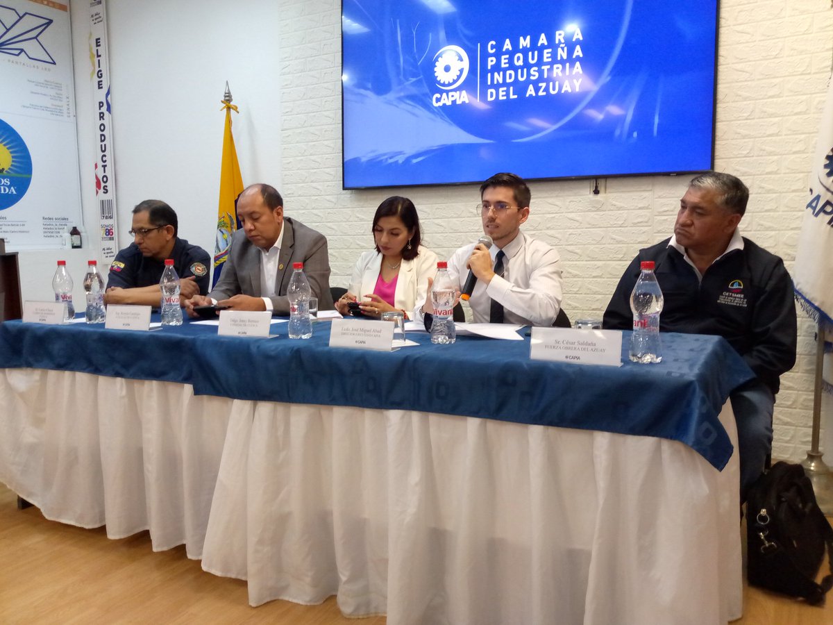 FAzuay2's tweet photo. Participamos junto a los Artesanos y Empresarios  de la @capia_azuay en una reunión de trabajo conjunta con la Concejal @jennybermeom y el Ing. Carlos Chaca del @Bomberos_Cuenca con el objetivo de socializar la normativa que rige para la prevención de incendios.
@CesarSa92327091 https://t.co/j6FylHiYHF