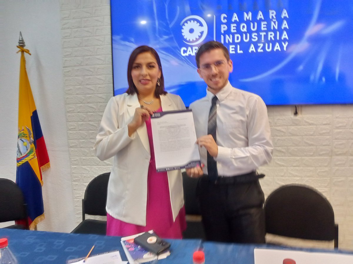 FAzuay2's tweet photo. Participamos junto a los Artesanos y Empresarios  de la @capia_azuay en una reunión de trabajo conjunta con la Concejal @jennybermeom y el Ing. Carlos Chaca del @Bomberos_Cuenca con el objetivo de socializar la normativa que rige para la prevención de incendios.
@CesarSa92327091 https://t.co/j6FylHiYHF