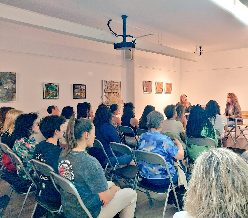 Ed_Empuries's tweet photo. Espectacular, la presentació d'"Una llum tímida" a la 22, a Girona, de la mà de @claudiarques. Divertida, emotiva i amb lectura d'@AafricaAlonso inclosa. Totes les històries comencen amb una llum tímida... https://t.co/04R3JztWqW