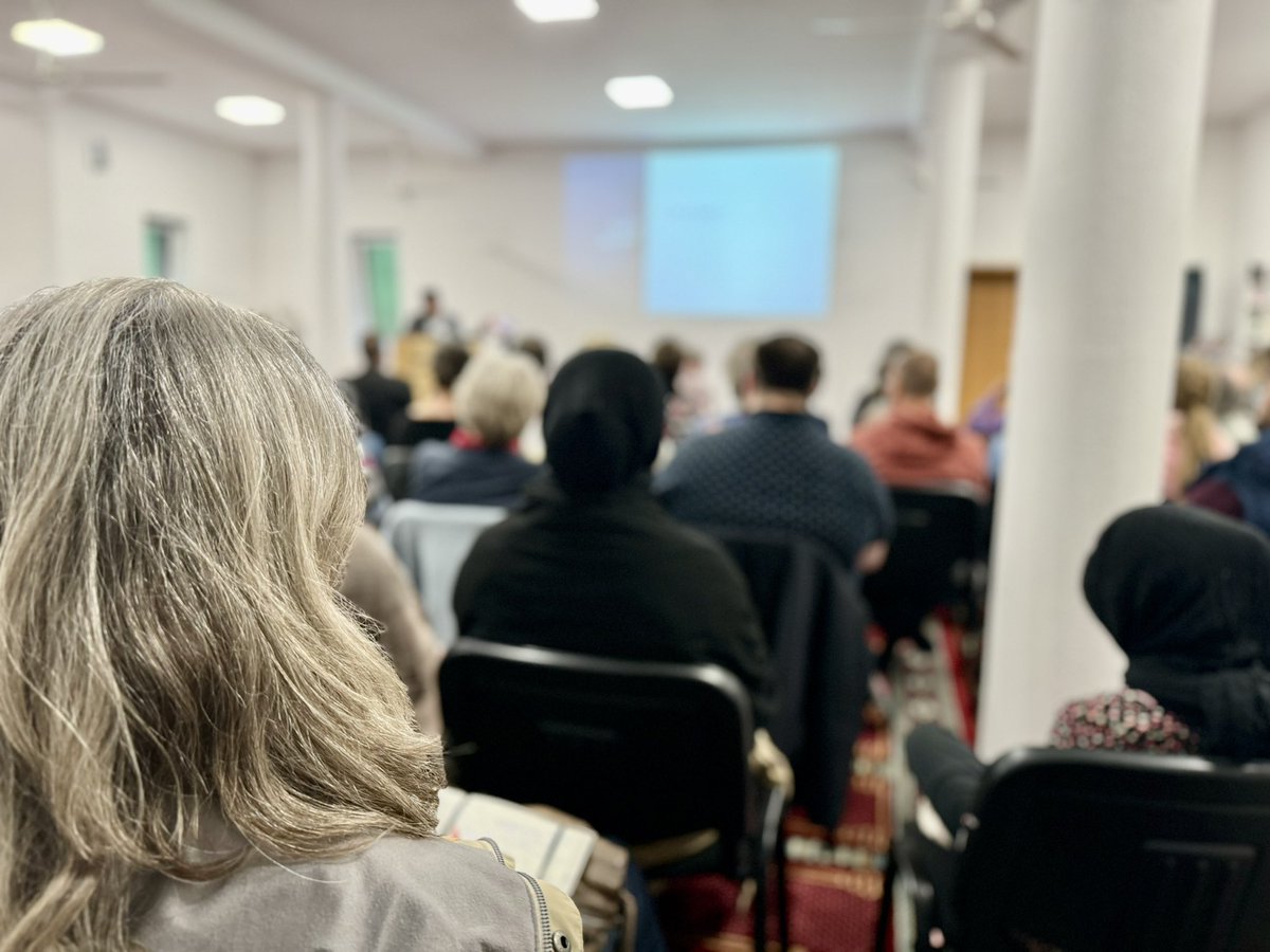 AhmadiyyaKiel's tweet photo. Danke an alle Gäste für den gestrigen Abend &amp; Dialog!

In respektvoller Atmosphäre konnten wir gemeinsam Vorurteile abbauen und neue Perspektiven gewinnen. Wichtige Erkenntnis des Abends: Die Deutungshoheit über Begriffe wie #Kalifat und #Scharia nicht den Extremisten überlassen. https://t.co/b1vDs2kwX8