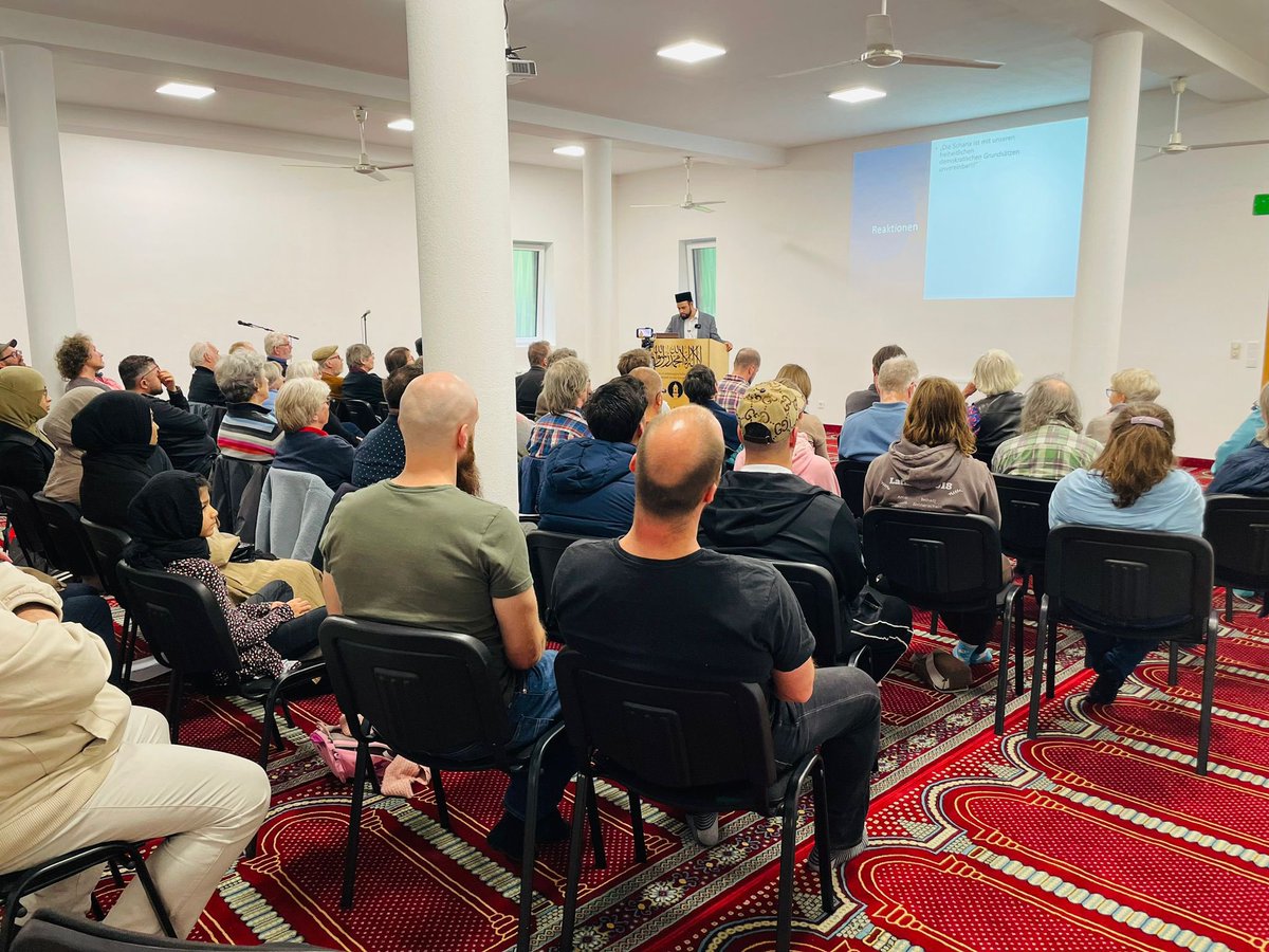 AhmadiyyaKiel's tweet photo. Danke an alle Gäste für den gestrigen Abend &amp; Dialog!

In respektvoller Atmosphäre konnten wir gemeinsam Vorurteile abbauen und neue Perspektiven gewinnen. Wichtige Erkenntnis des Abends: Die Deutungshoheit über Begriffe wie #Kalifat und #Scharia nicht den Extremisten überlassen. https://t.co/b1vDs2kwX8