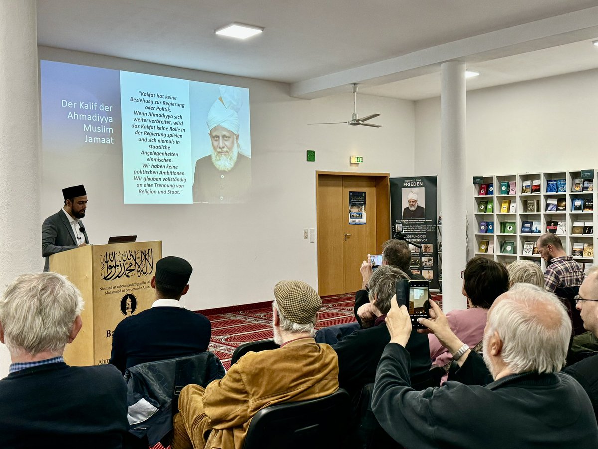 AhmadiyyaKiel's tweet photo. Danke an alle Gäste für den gestrigen Abend &amp; Dialog!

In respektvoller Atmosphäre konnten wir gemeinsam Vorurteile abbauen und neue Perspektiven gewinnen. Wichtige Erkenntnis des Abends: Die Deutungshoheit über Begriffe wie #Kalifat und #Scharia nicht den Extremisten überlassen. https://t.co/b1vDs2kwX8