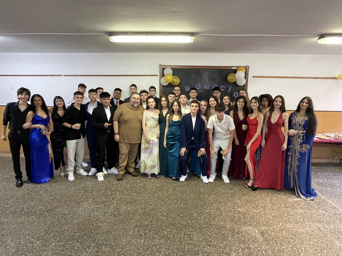 ColSantLluis's tweet image. Avui hem celebrat la graduació de l'alumnat de #4tESO✨🎓
Hem pogut gaudir d'aquest comiat especial i recordar els 13 anys d'escola amb els discursos de l'alumnat, les famílies i el professorat, i també amb un vídeo molt emotiu, ple de moments especials.💙
#ColSantLluís #Curs2324
