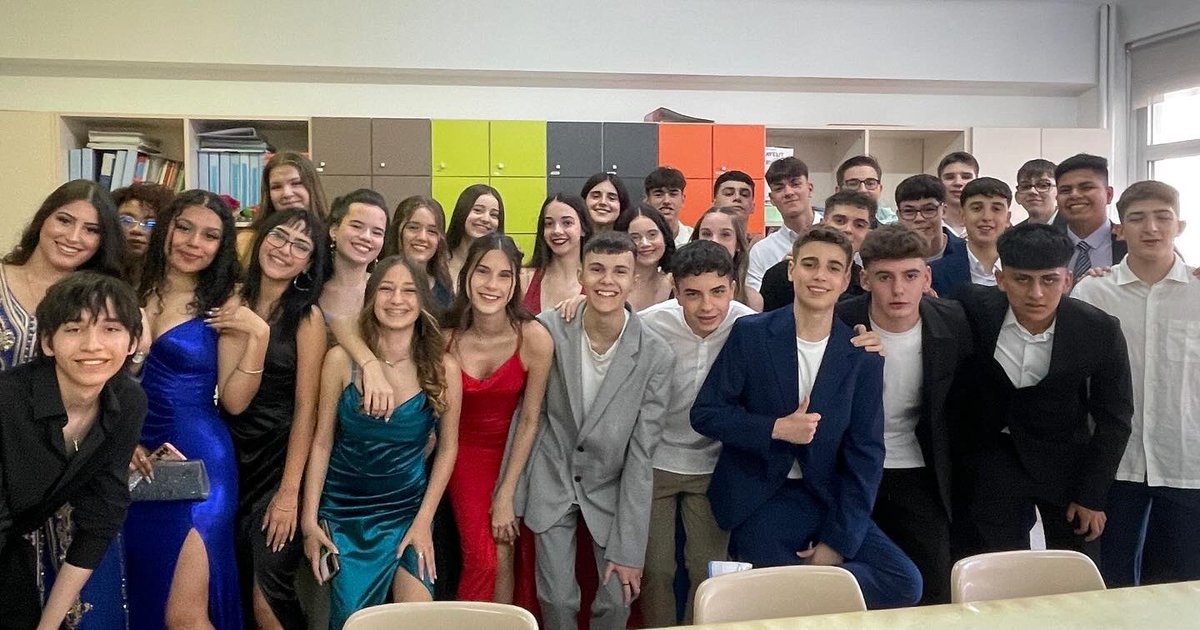 ColSantLluis's tweet image. Avui hem celebrat la graduació de l'alumnat de #4tESO✨🎓
Hem pogut gaudir d'aquest comiat especial i recordar els 13 anys d'escola amb els discursos de l'alumnat, les famílies i el professorat, i també amb un vídeo molt emotiu, ple de moments especials.💙
#ColSantLluís #Curs2324