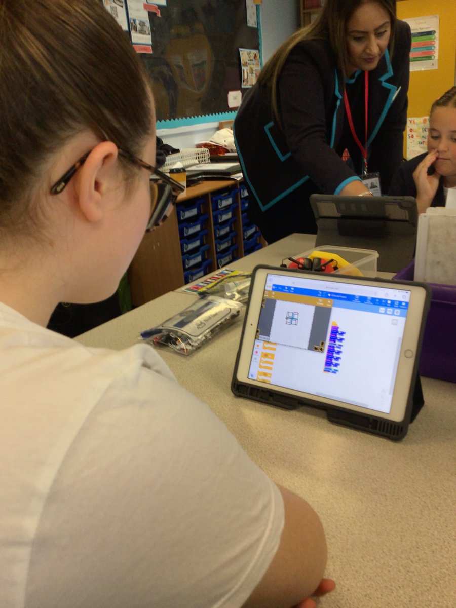 They also had a coding session using a software which is similar to Scratch (from our Computing units), so Barclays were impressed by the children’s knowledge of coding and the different shapes they managed to draw online #Barclays #BarclaysRoadshow #coding