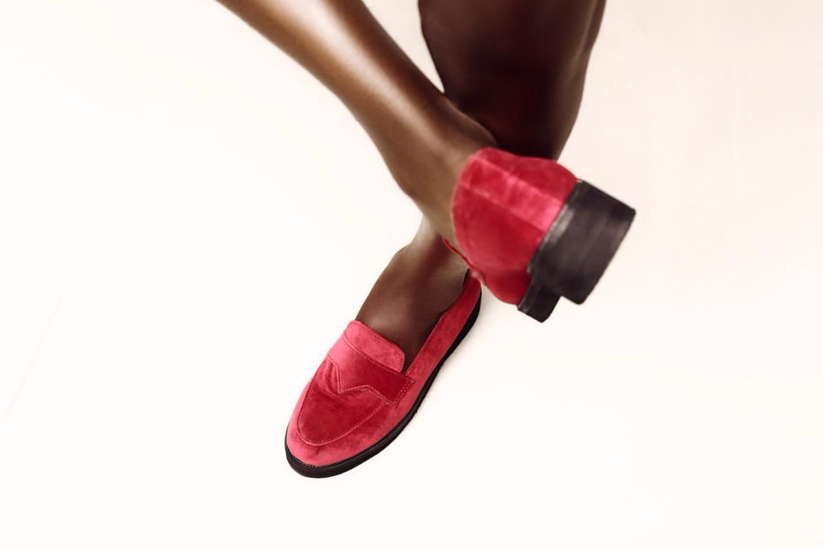 Vidalleathers's tweet photo. Ce week-end vous avez juste besoin de votre rouge à lèvres @bold_make_up et de vos BISSAP LOAFERS et vous êtes au top mesdames!
Effet glamour assuré✨ et confort garanti😉
#vidal #boldmakeup #vidalxbold #handmadeshoes #madeincameroon https://t.co/FgCSqnD5Ab