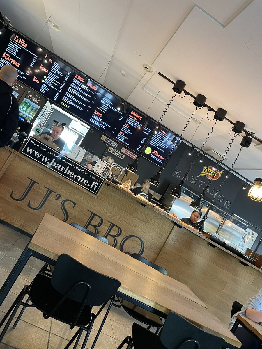 MiaHiirsalmi's tweet photo. Iltaretki Saloon. Eka kertaa päästiin sisään #jjsbbq - hyvää! Torilta löytyi Stig ja ihan uusi mansikkalajike Jenkka - superhyvää!
Mökin kautta vielä raparperit kainaloon. Tuntui ihan kunnon kesältä vaikka viileä tuuli 🌤️ https://t.co/OV7uaF7gG5