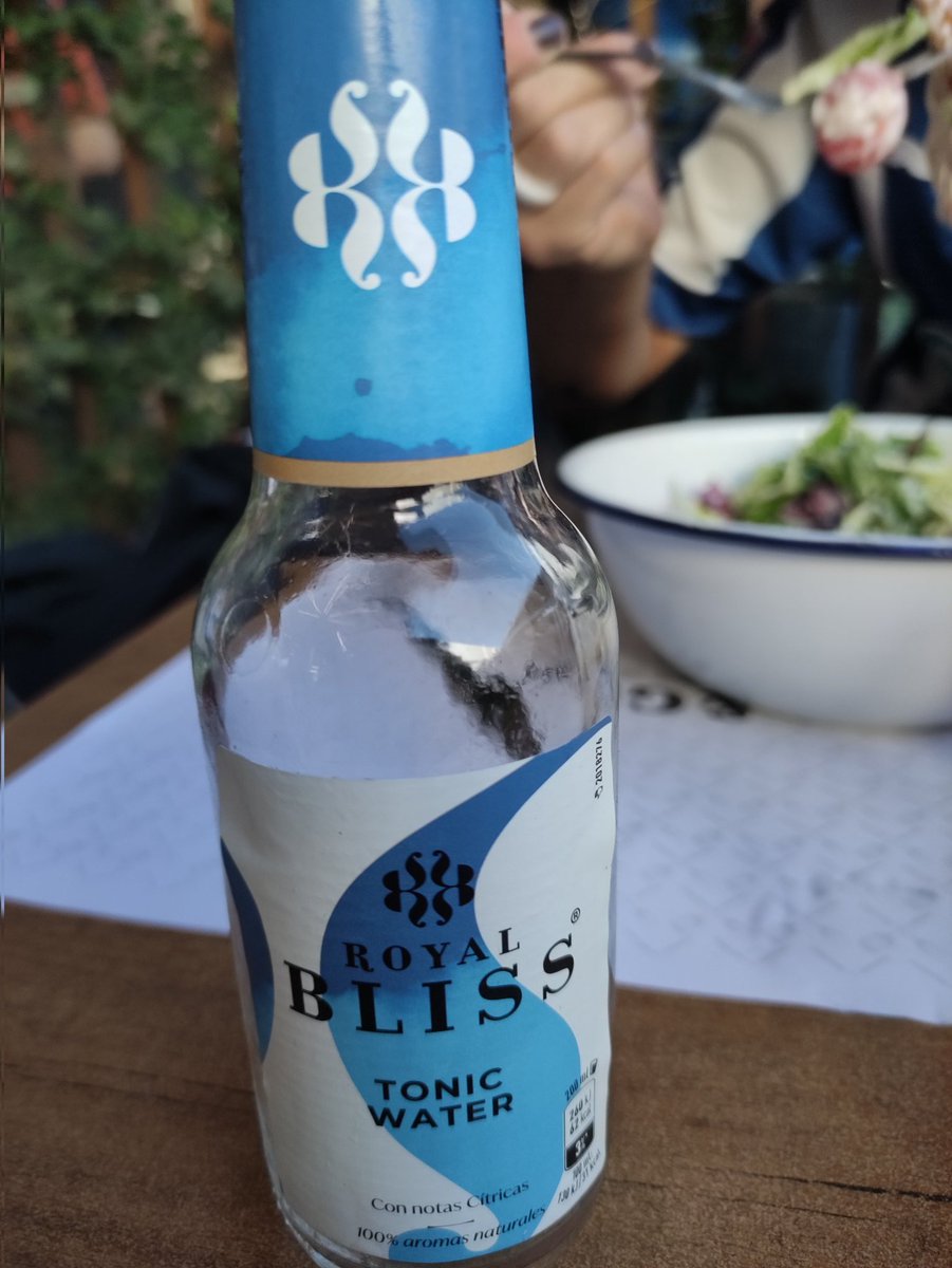 Estoy tan nervioso que me he tenido que tomar una tónica para cenar....y encima es blanquiazul. ¿Será una señal?