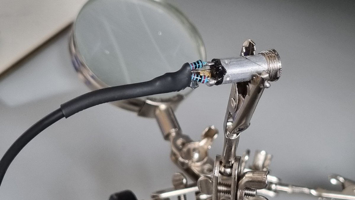 PE1RDP's tweet image. Connected the Begali paddle to the input of the #Quansheng #UVK5 handheld transceiver.
Software timing needs some fine tuning for better dash and dots but nice start.
#hamradio #hamr #AmateurRadio #CWFOREVER #CW #morse #firmware #modification #software
