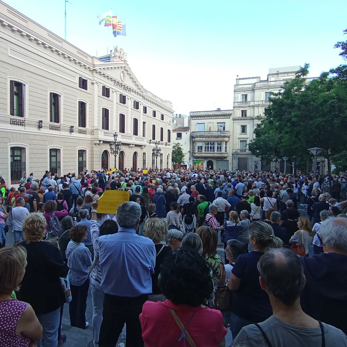 Toma regalako que ens ha fet la nostra estimada alcaldessa 

#taxaescombraries #martafarrés #pscsabadell #psc #juntsxsabadell #junts #sabadell #sbd #mems #memes #memespolíticssabadell
