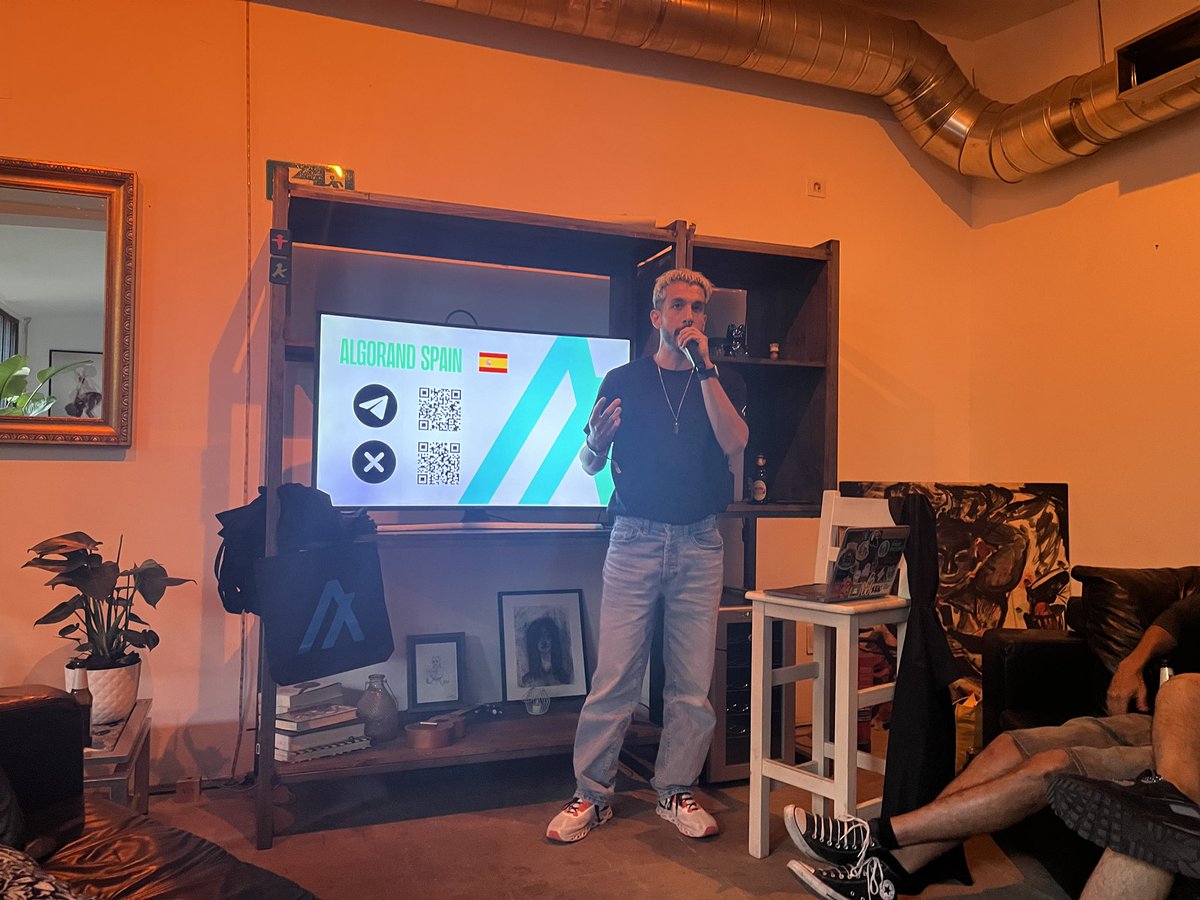 _PGCL_'s tweet photo. happy to be here with @Algorand_Spain ! and @tomketal ! https://t.co/KDCnmhuo7C