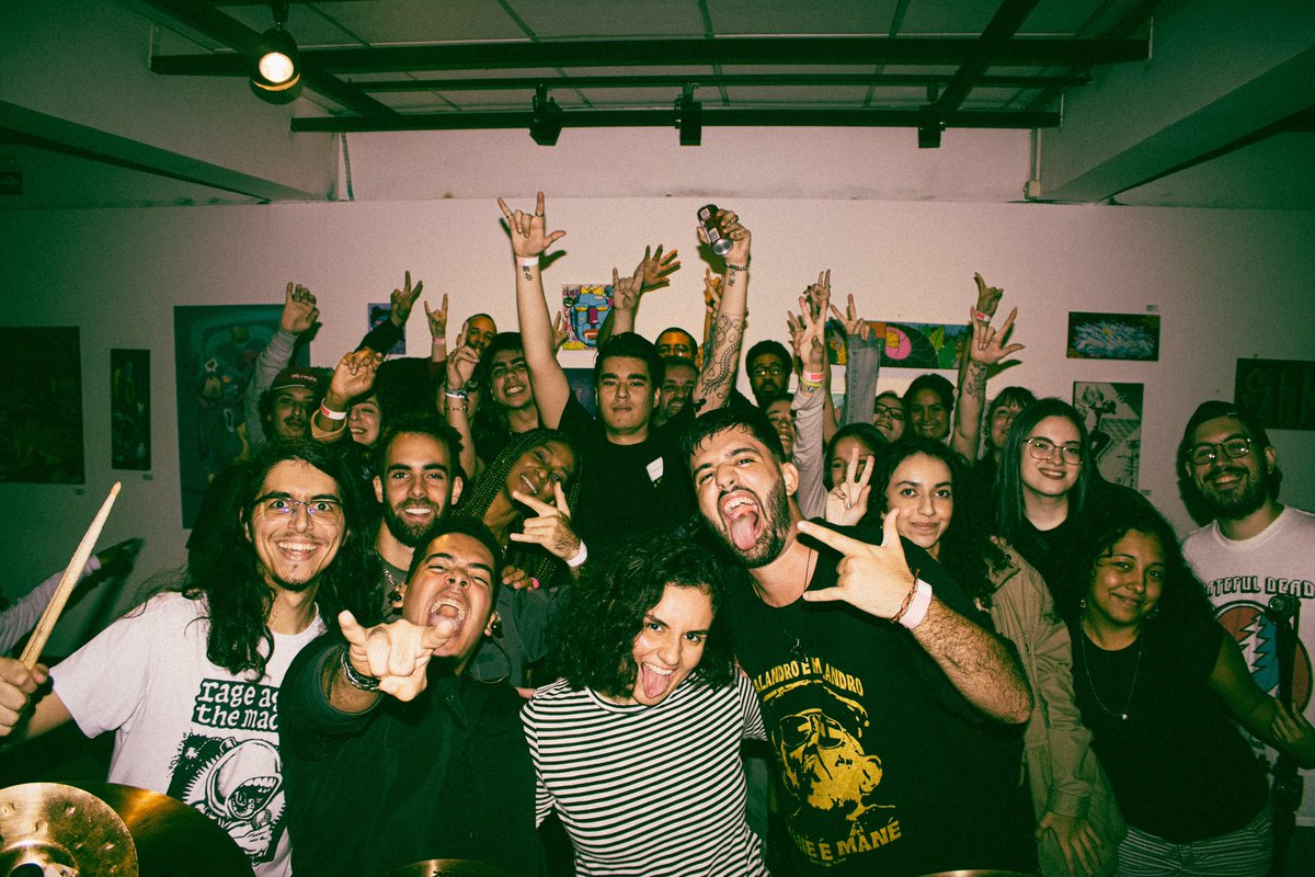 labatutoficial's tweet photo. VALEU, GALERA!

Gostaríamos de agradecer a todos que compareceram ao nosso último show e que fizeram parte dessa homenagem tão especial ❤️

📸 frames_by_matt (no instagram)

#labatut #labatutporai #labatutbanda #autoral #saopaulo #musicaautoral #matilhacultural https://t.co/sG50YtjS6E