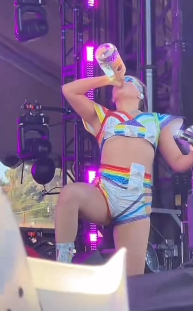 Idk who this is but she hittin That mfin power stance to drink that titos, she bout to eeeeeeeYAAAAAAAH rahrah with that titos, she is hittin the corpsegrinder with that titos, ma’am put the bottle down 😔🙅‍♂️🚫we need more soldiers not singers