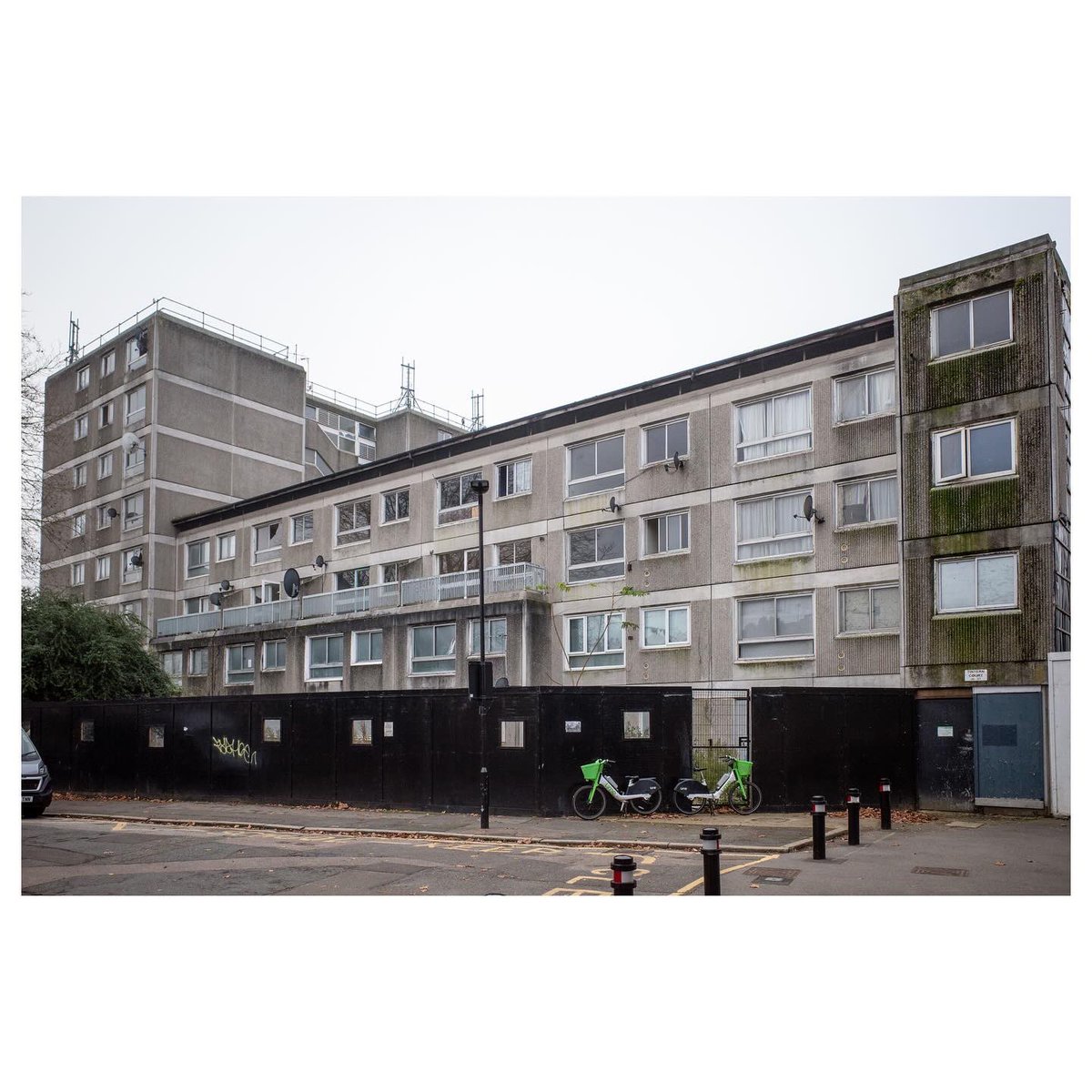 EWastelands's tweet photo. #greenmanlane #housingestate in #westealing #westlondon #boardedup and awaiting demolition.
#councilhouse #socialhousing #london #abandoned #derelict #dereliction_and_decay #explore #urbanphotography #urbandecay https://t.co/yIQah7AYHB