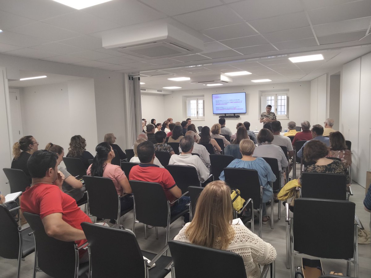 Numerosa participación de voluntarios y participantes de las Vicarías 1 y 2 de Valencia, esta tarde en la sede de Cáritas Diocesana sobre las Renta Valenciana de Inclusión e IMV. Javi Mata nos da todos los detalles y nos clarifica dudas <a href="/ValenciaCaritas/">Valencia Cáritas</a> @javimata97