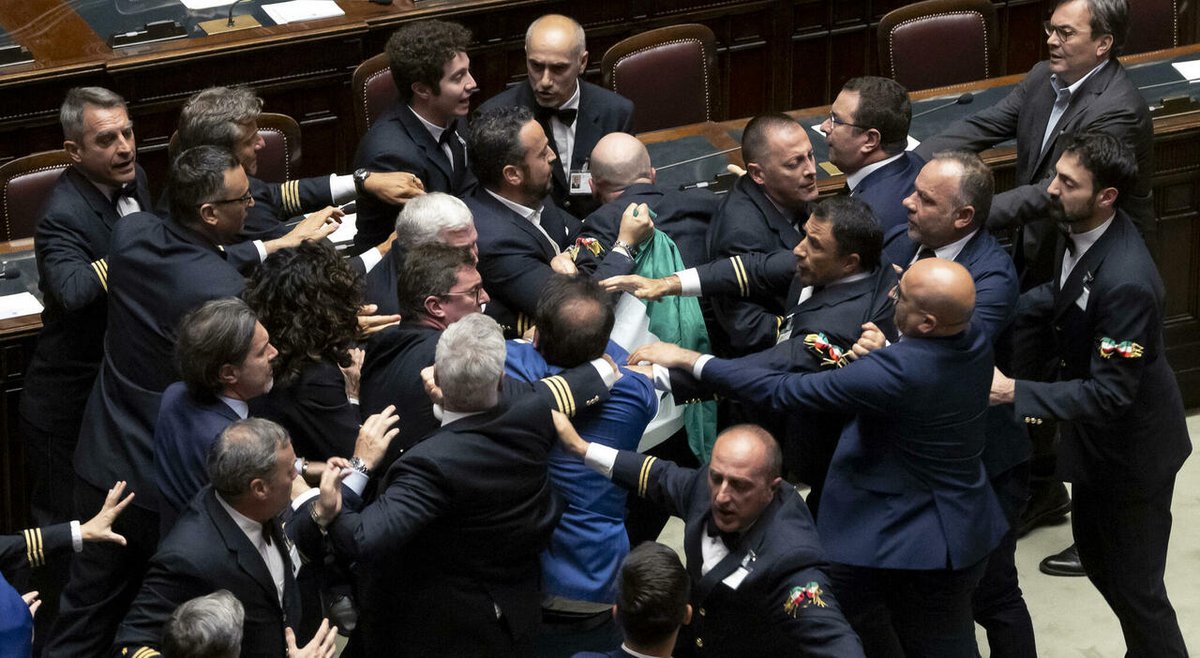 ultimora_pol's tweet photo. Il Presidente della Camera #Fontana comunica le seguenti censure con interdizioni ai lavori del parlamento dopo i fatti sfociati nell'aggressione a #Donno: 15 giorni a Igor #Iezzi (#Lega); 7 ad #Amich (#Fdi), #Cangiano (#Fdi), #Forgiuele (#Lega), #Mollicone (#Fdi) e #Stumpo (#Pd); 4 a #Donno (M5S); 3 ad #Amendola (#Pd) e 3 a #Candiani (#Lega); 2 a #Scotto (#Pd) e 2 a #Stefanazzi (#Pd). (Dire)
@ultimora_pol