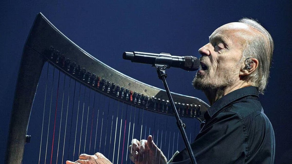 Alan Stivell, parrain de la 3e édition des Jeux de Bretagne !

Il vous donne rendez-vous au LAB (Chantenay, Nantes, Bretagne) ce lundi 17 :

A partir de 17h, il dédicacera son autobiographie et échangera avec nous

A 19h, il lancera le 1er bol en faïence dans un panneau de basket