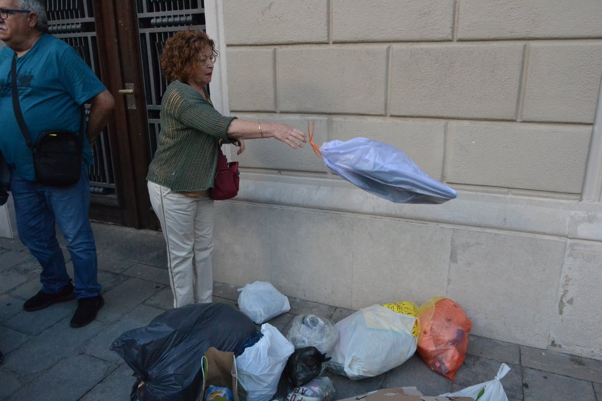 iSabadellcat's tweet photo. [Última hora] Més d'un miler de persones a #Sabadell contra la nova taxa de tractament de residus: "Impostos sí; atracament no". 

https://t.co/DAghfEUxvK https://t.co/DWLRRgrKcE