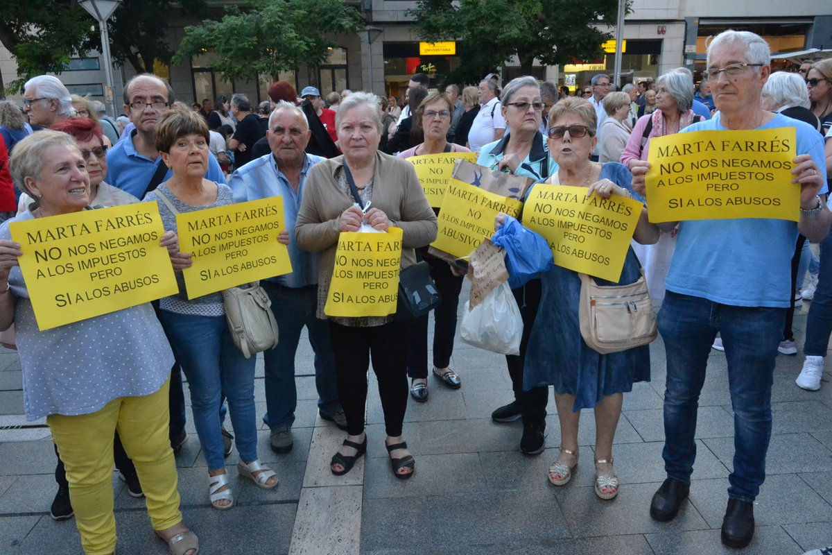 iSabadellcat's tweet photo. [Última hora] Més d'un miler de persones a #Sabadell contra la nova taxa de tractament de residus: "Impostos sí; atracament no". 

https://t.co/DAghfEUxvK https://t.co/DWLRRgrKcE